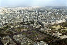 Image du Maroc Professionnelle de  La plus importante Place administrative de Casablanca se nome "Place Mohammed V" en hommage au Roi libérateur du pays, à la place d’honneur la wilaya de la ville reconnaissable à sa tour et à sa gauche le Tribunal de Première Instance de Casablanca cette photographie d'Août 1988 bien avant la disparition de l'ancienne fontaine lumineuse et musicale qui était la plus importante attraction du centre ville de la cité blanche. Jeudi 10 Novembre 1988. (Photo / Abdeljalil Bounhar) 